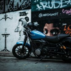 Como calibrar os pneus de uma moto com garupa?