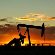 Petróleo é preto? Entenda a cor real do produto
